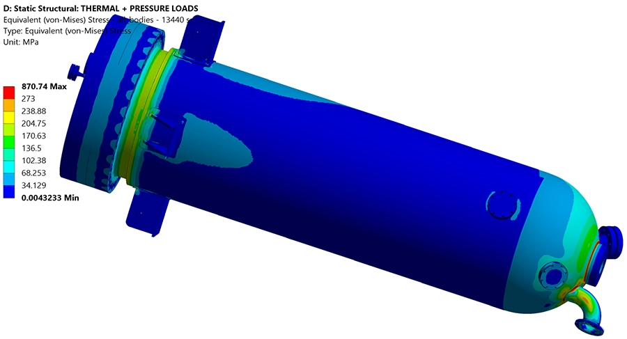 Von Mises spanningscontourplot van het reactorvat bij piekbelasting met spanningsconcentraties ter hoogte van de bodemverbinding